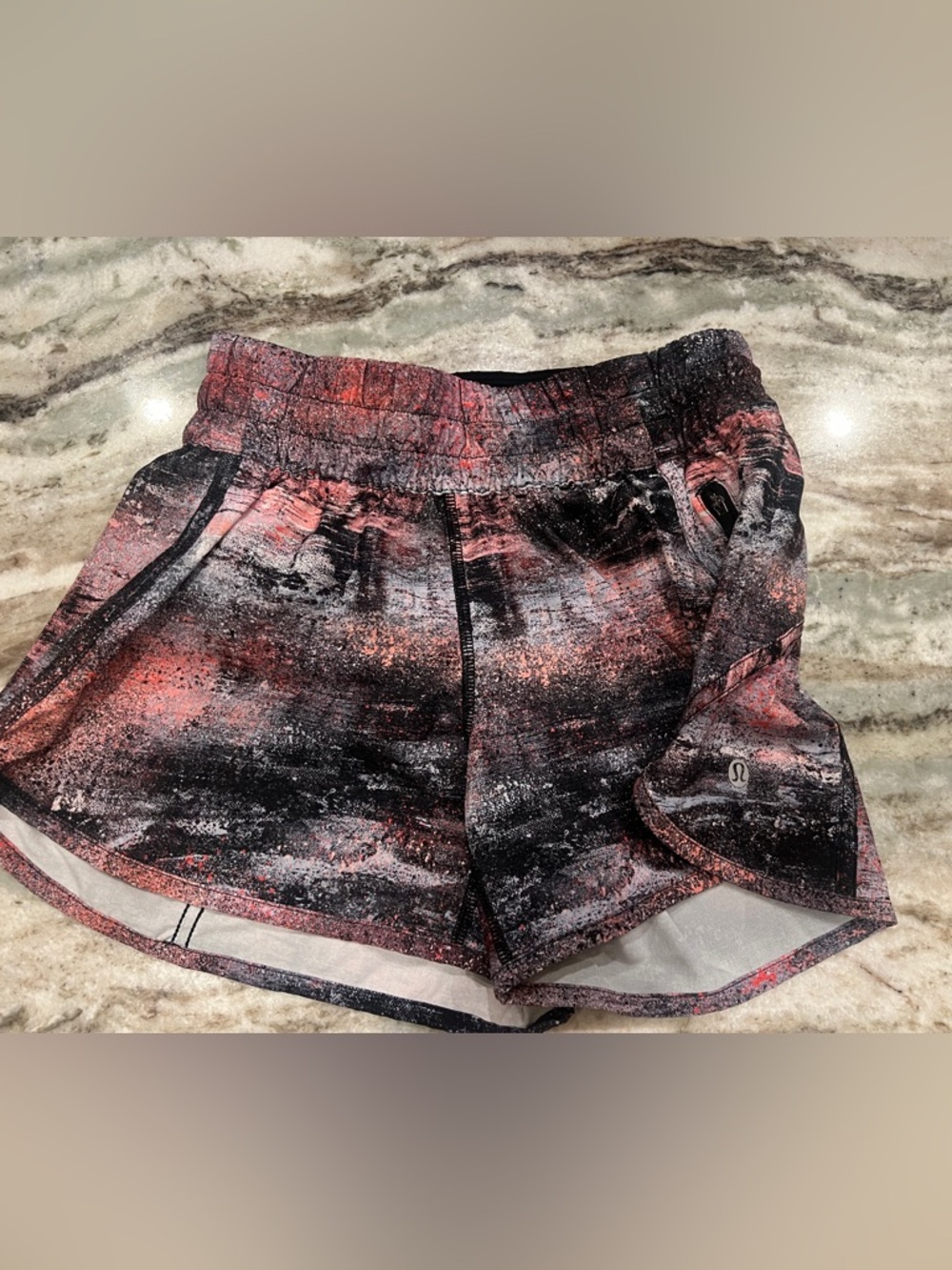 RARE lululemon athletica Tracker Short V* 4” Shorts LIKE NEW Sz 4 - Picture 3 of 8